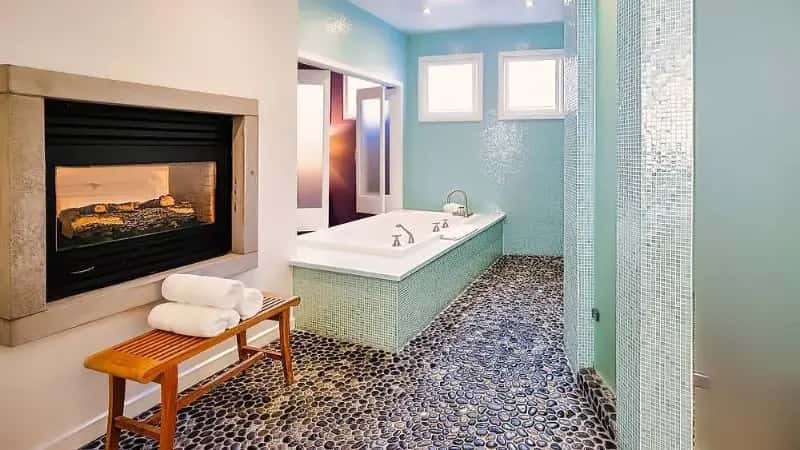 In-room hot tub at Wine & Roses Hotel in Lodi, CA