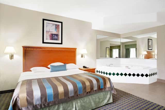 Jetted bathtub at Wingate by Wyndham Atlanta Airport Fairburn
