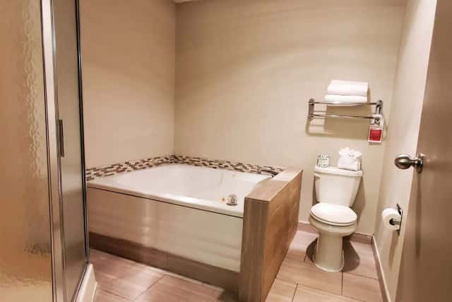 Deep soaking bathtub