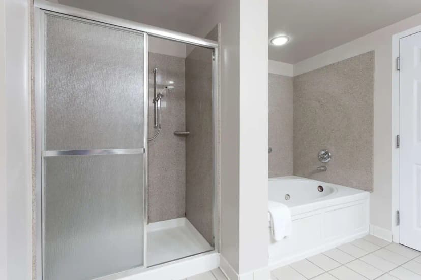 Hotels with jacuzzi in room in Chesapeake