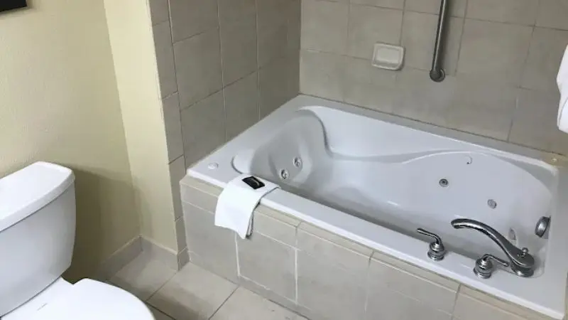 Hotels with jacuzzi in room in Fairborn