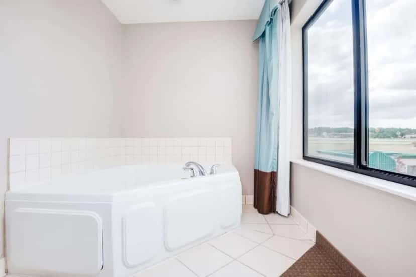 In-room jacuzzi tub at Wingate by Wyndham Gillette in Gillette, WY