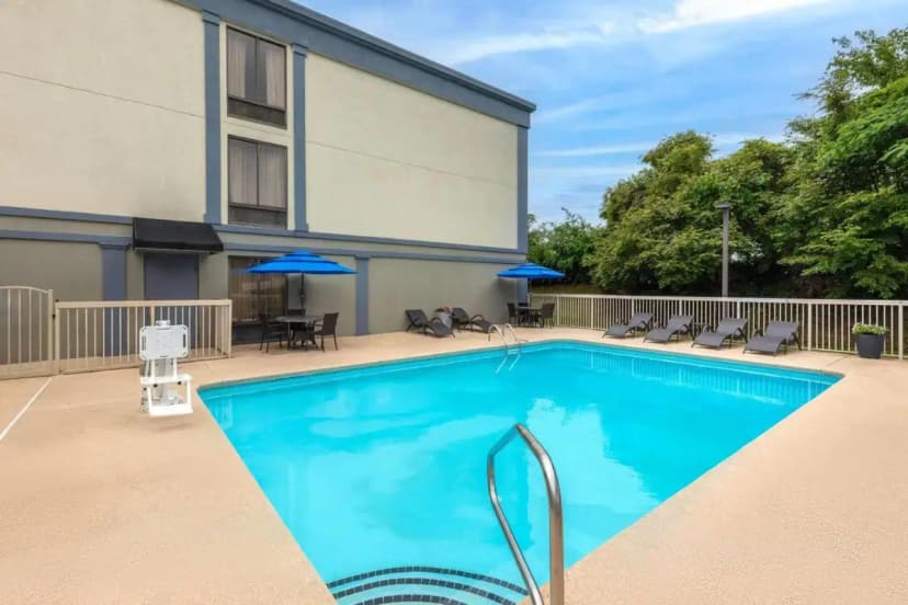 Hotels with jacuzzi in room in Greensboro