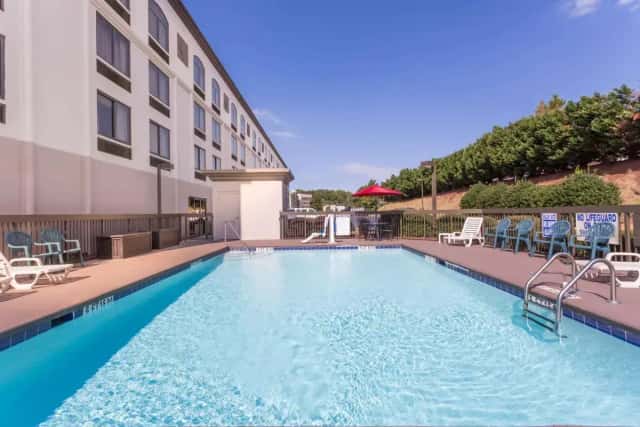 Wingate by Wyndham Greenville Airport — guest room