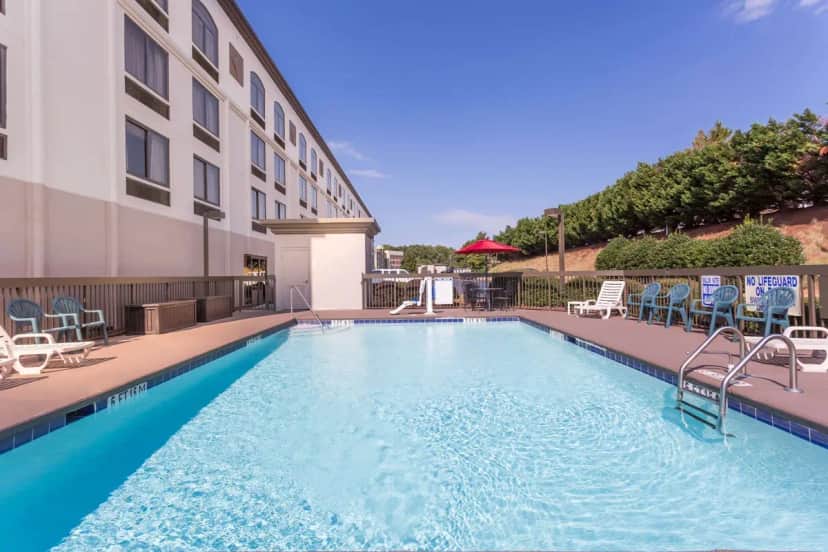 Wingate by Wyndham Greenville Airport — pool