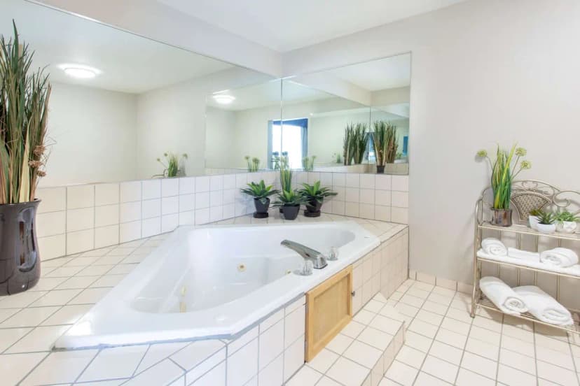 Hotels with jacuzzi in room in Plainfield