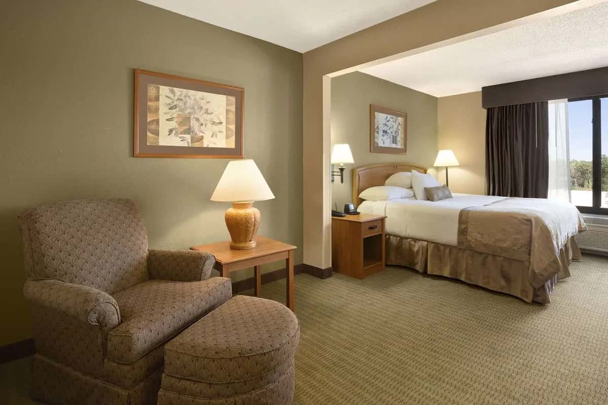 Wingate By Wyndham Little Rock — guest room