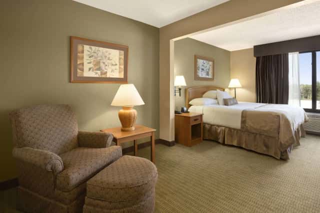 Wingate By Wyndham Little Rock — guest room