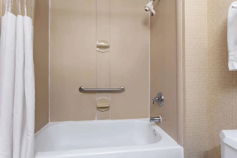Hotels with jacuzzi in room in Macon