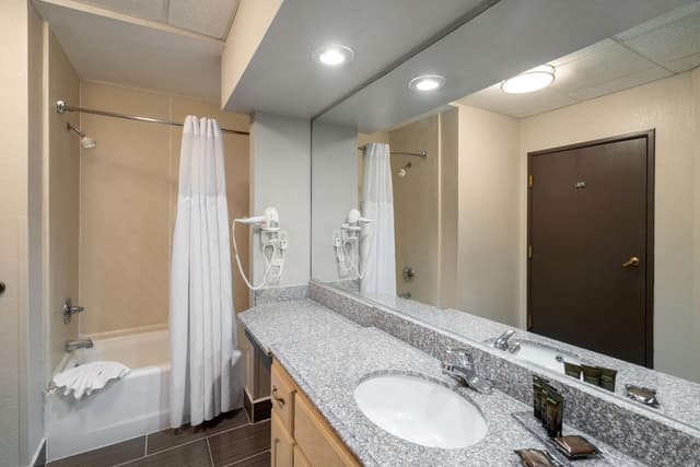 Deep soaking bathtub