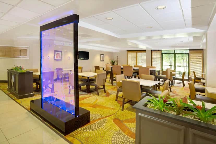 Wingate By Wyndham Raleigh Durham / Airport — lobby