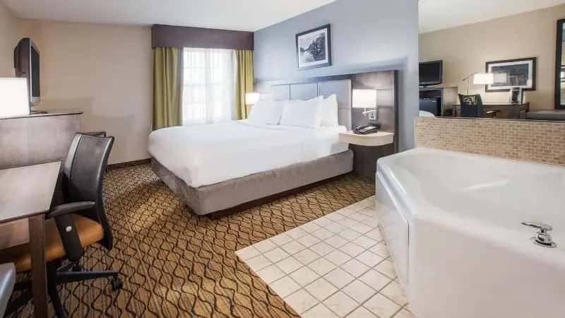 In-room hot tub at Wingate By Wyndham Roseville / Detroit in Roseville, MI