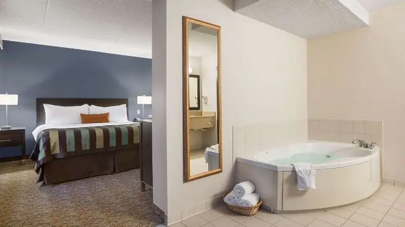Hotels with jacuzzi in room in Sylvania