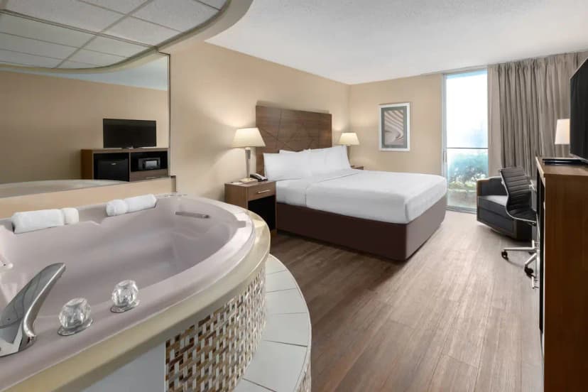 Hotels with jacuzzi in room in Troy
