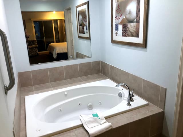Jetted bathtub