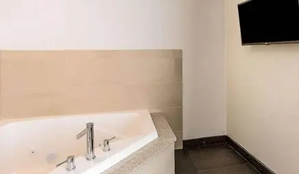 Hotels with jacuzzi in room in Avon