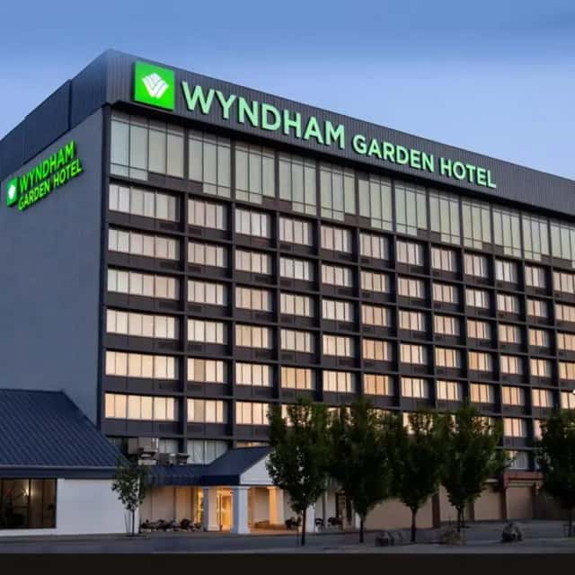 Wyndham Garden at Niagara Falls — guest room