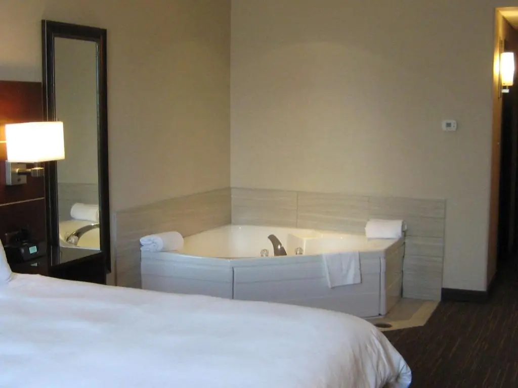 Hotels in Moline with a jacuzzi in the room