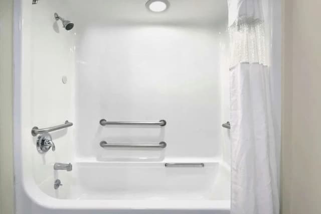 Deep soaking bathtub