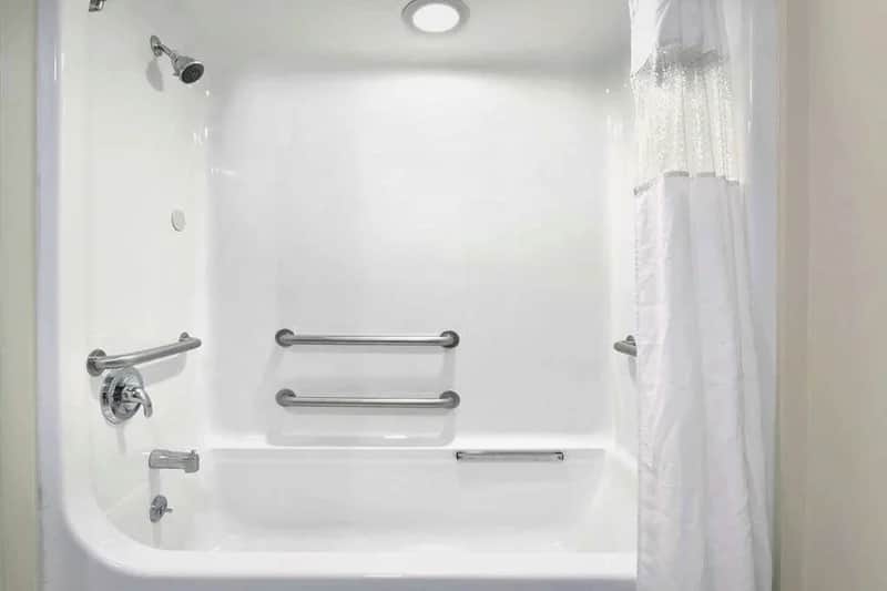 Howard Johnson Hotel & Suites by Wyndham Allentown/Dorney - Featured hot tub