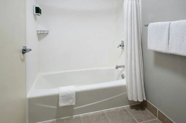 Deep soaking bathtub