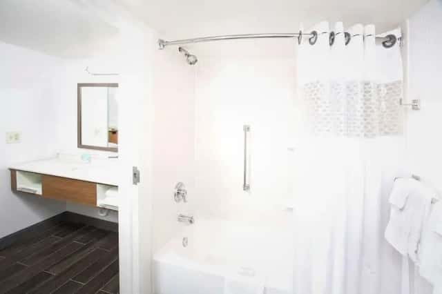 Hampton Inn & Suites Annapolis — guest room