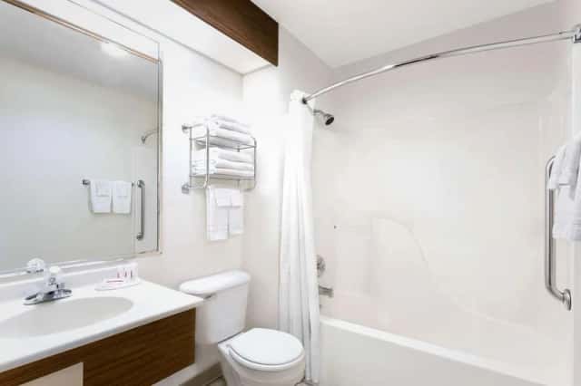 Super 8 by Wyndham Antigo — guest room