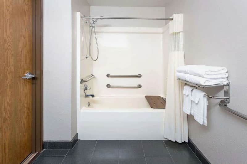 Microtel Inn & Suites By Wyndham Appleton - Featured hot tub