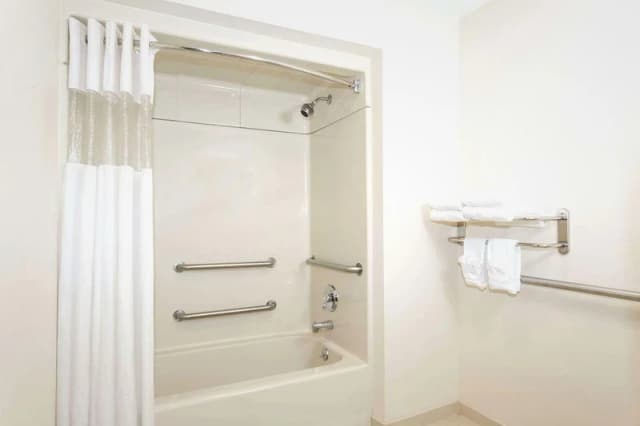Deep soaking bathtub