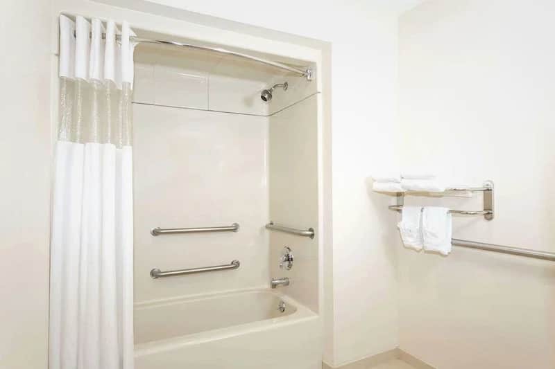 Baymont by Wyndham Asheville/Biltmore - Featured hot tub