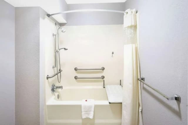 Deep soaking bathtub
