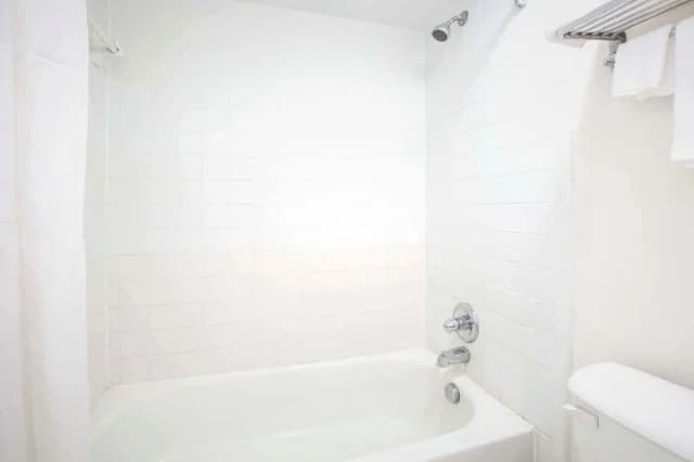 Deep soaking bathtub