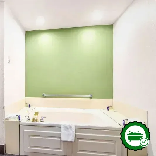 Deep soaking bathtub