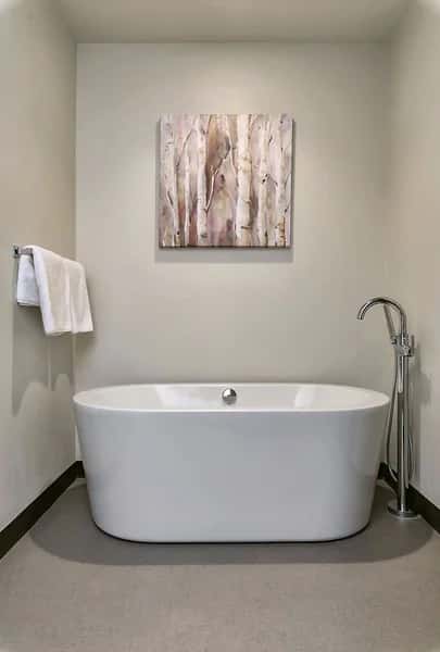 Deep soaking bathtub