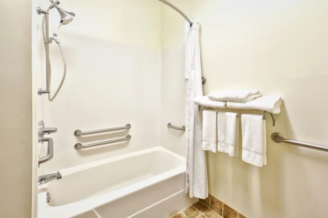 Deep soaking bathtub