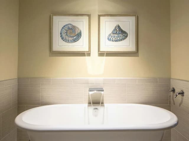 Deep soaking bathtub