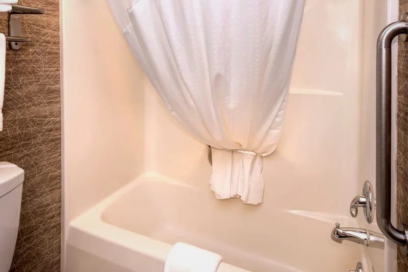 Hotels with jacuzzi in room in Bucyrus