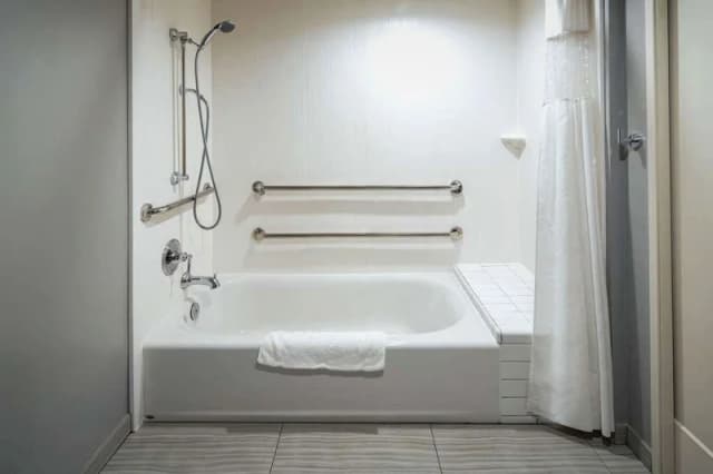Deep soaking bathtub
