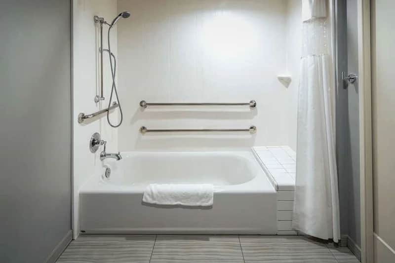 Ramada by Wyndham Burbank Airport - Featured hot tub