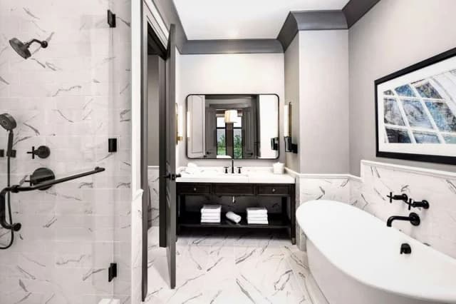 Deep soaking bathtub