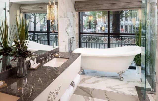 Deep soaking bathtub