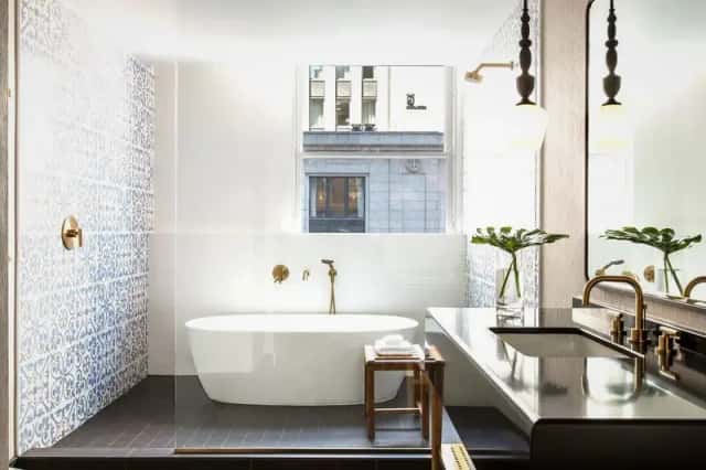 Deep soaking bathtub
