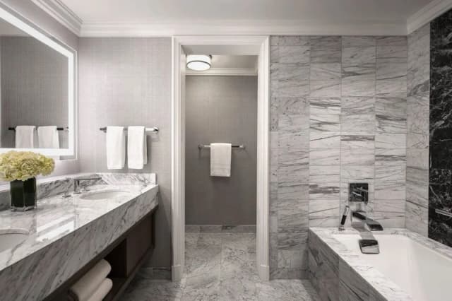 Deep soaking bathtub