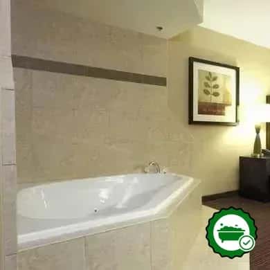 Jetted bathtub