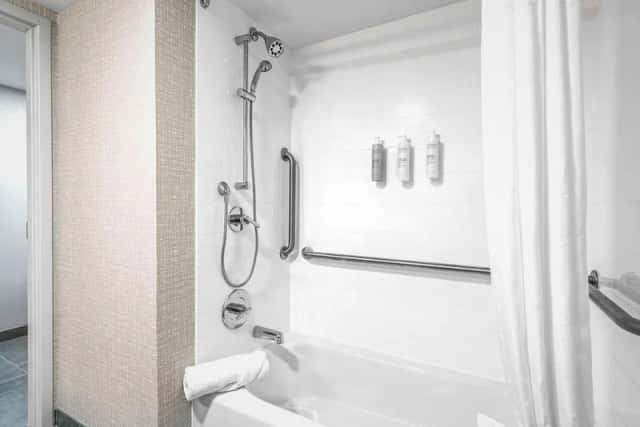 Hampton Inn Columbus-North — guest room