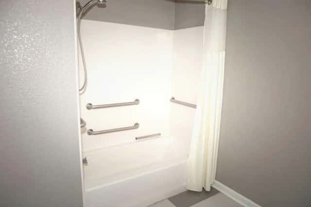 Jetted bathtub at Best Western Commerce Inn