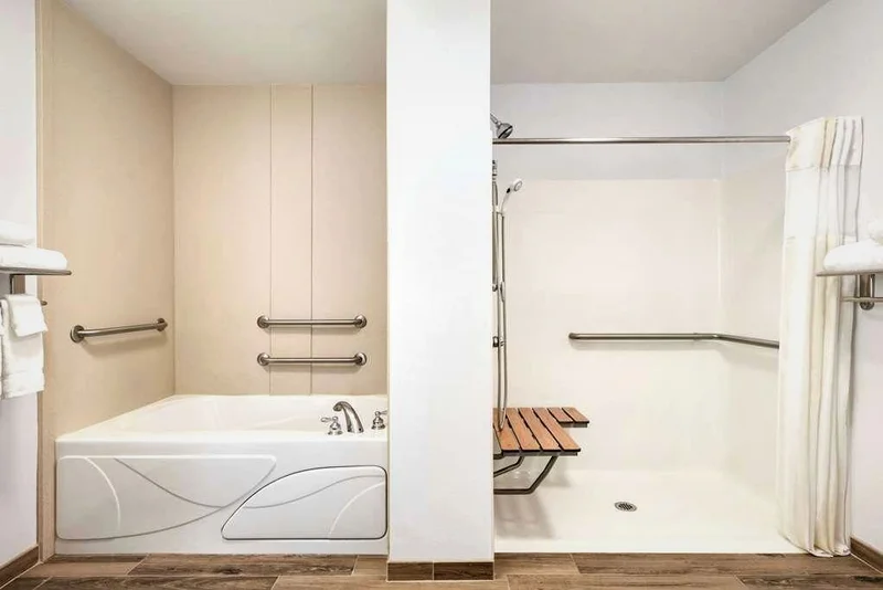 Hotels with jacuzzi in room in Dubuque