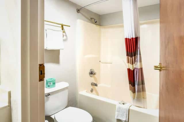 Deep soaking bathtub at Red Roof Inn Fayetteville I-95