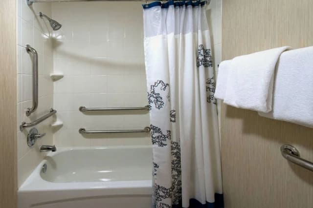 Deep soaking bathtub