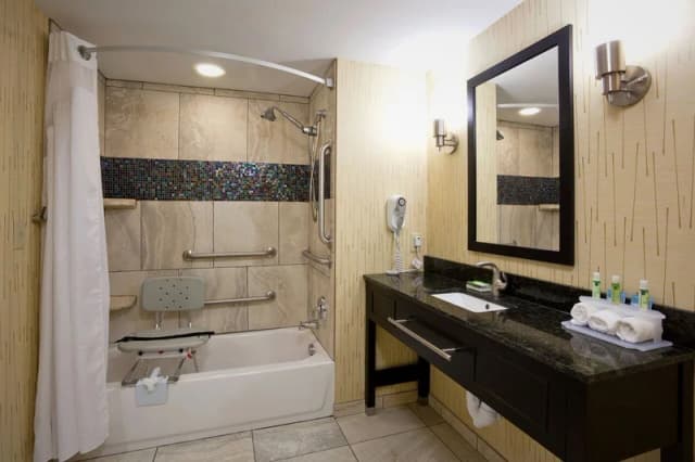 Deep soaking bathtub